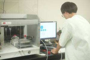 京都大学化学研究所二木研究室のパラレルペプチド合成装置Syro I